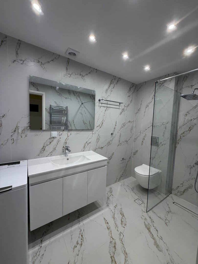 Μπάνιο με Marble Effect Επενδύσεις και Κρυφό LED