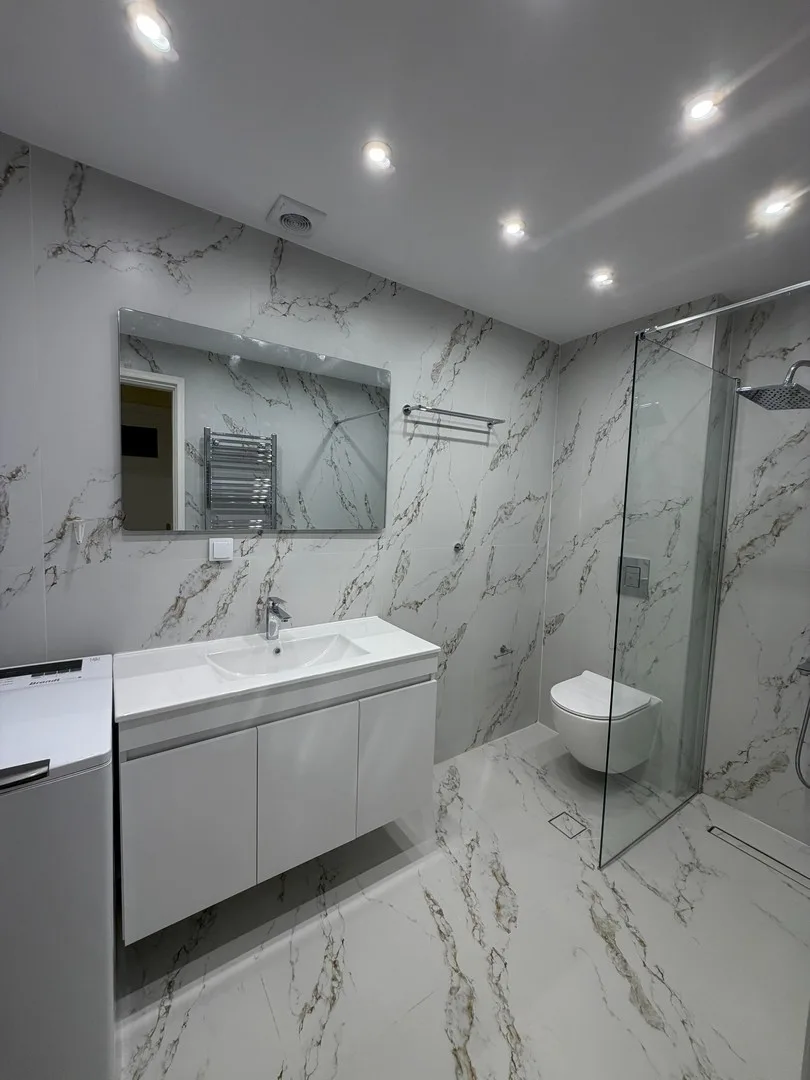 Μπάνιο με Marble Effect Επενδύσεις και Κρυφό LED