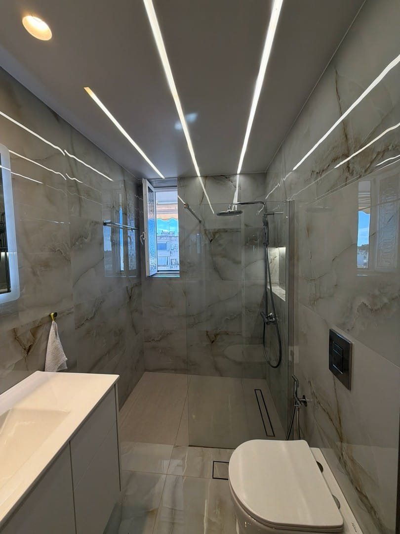 Μπάνιο με Μοντέρνα Μαρμάρινη Αισθητική