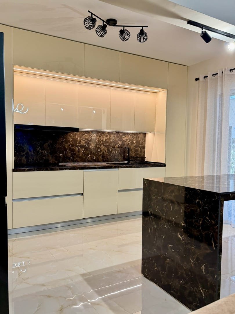 Κουζίνα σε γυαλιστερό λευκό με μαύρο πάγκο